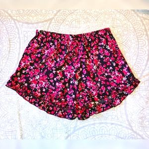 2 for $12‼️ Adorable Ruffled Floral Short.